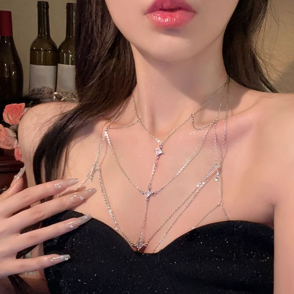 Glitter Rhinestone Bust Chain  - Body Jewelry Chest recension och pris